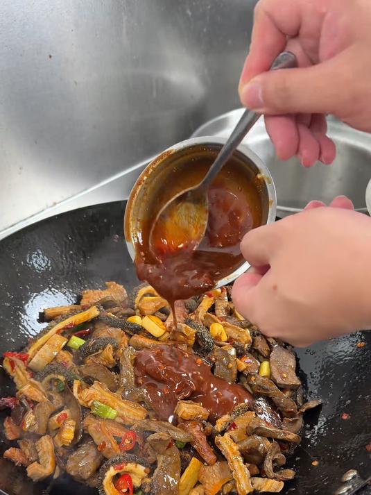 给大家安利一个牛杂很好吃的做法，干锅牛杂，这道菜真的特别