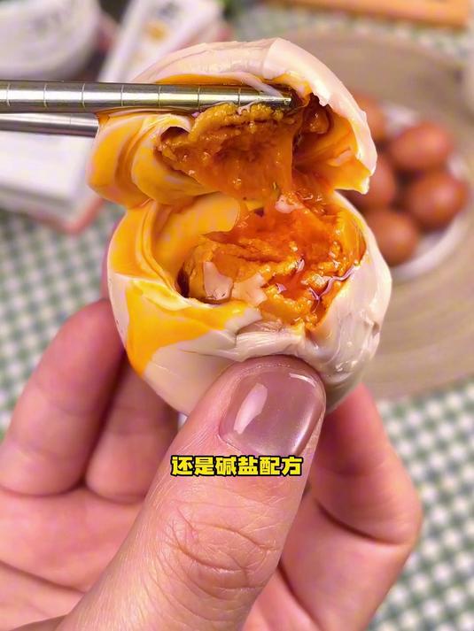 天津特色麻酱鸡蛋,口感独特沙糯,蛋黄起沙流油,咸淡适中