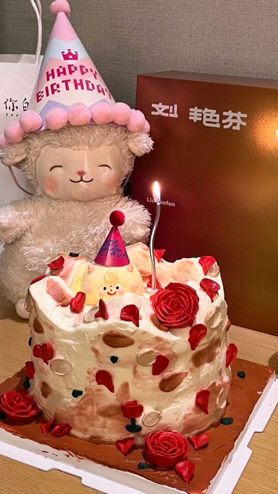 易烊千玺生日,他粉丝准备好蛋糕,一起为他庆生!这样的粉丝太多太多了,实在太感人!