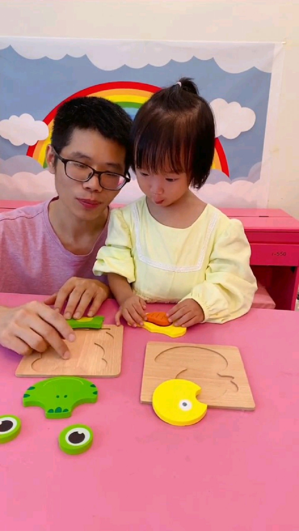 依依拼好了小黄鸭积木