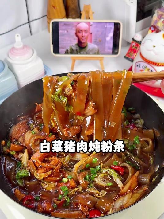 给家里人做上一锅热气腾腾的猪肉白菜炖粉条