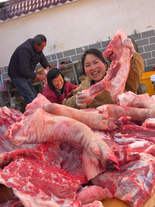 胖妹家盘年猪,今天腌腊肉,灌50斤香肠,就等着过年大快朵颐了