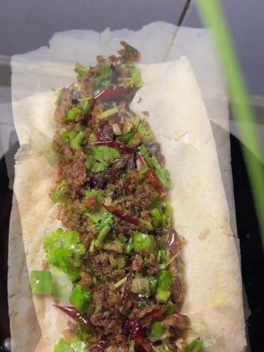 煎饼卷万物,网上超火的临沂鲅鱼渣卷煎饼