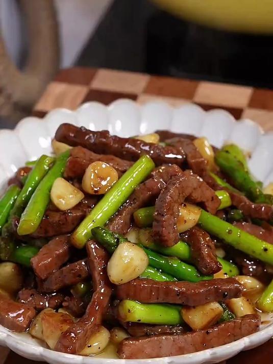 芦笋炒黑椒牛柳太好吃了