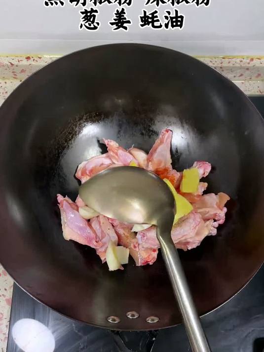 蒜香甜辣鸡翅 男人会做饭 生活更浪漫！美食教程 鸡翅的100种做法蒜香鸡翅 跟着学做菜