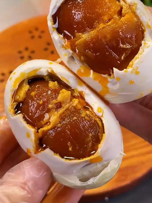 双黄烤海鸭蛋，每一个都是双黄，个头比普通鸭蛋大，便宜又超值！