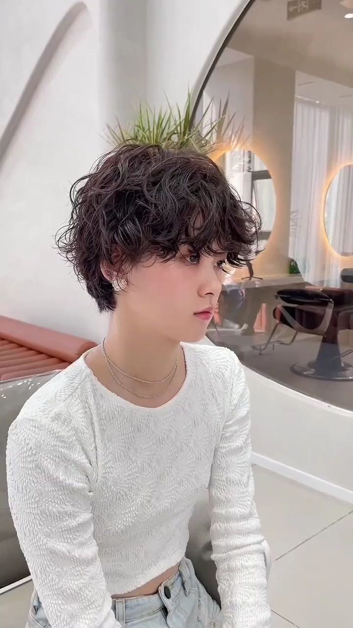 一款女士短发发型,短发羊毛卷烫发,卷发的短发美感也强。
