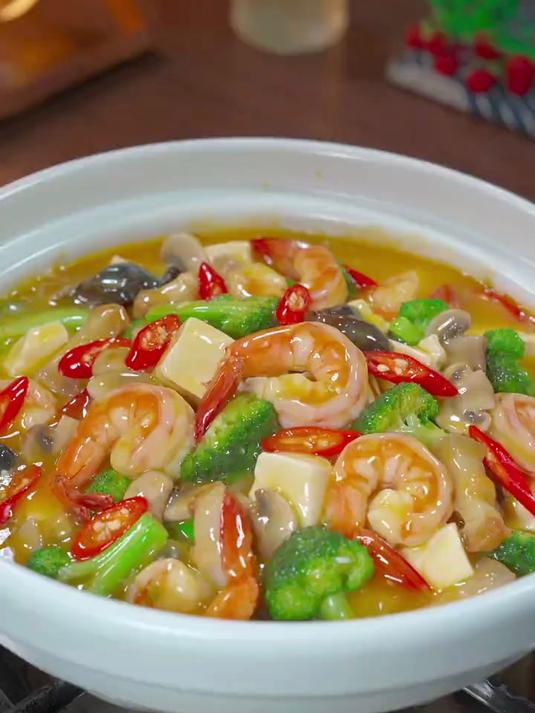 年夜饭上安排一道这样老人小孩都爱吃的佛跳墙金汤虾仁豆腐