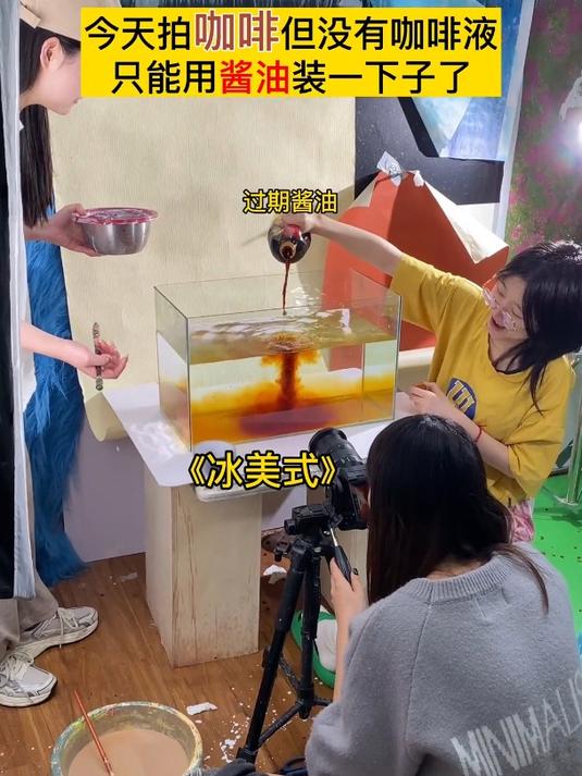 霍霍不起咖啡的我,把手伸向了角落里的那桶酱油……