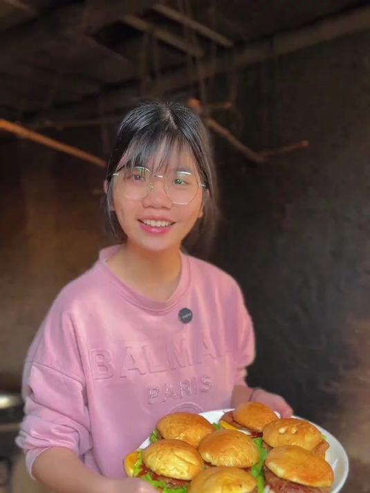 弟弟万万没想到我能把简单的食物做这么好吃之中式汉堡