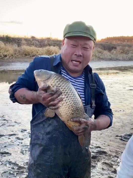 我磨刀想杀鸡，她来借磨刀石，磨完石头上沾着我家鸡油