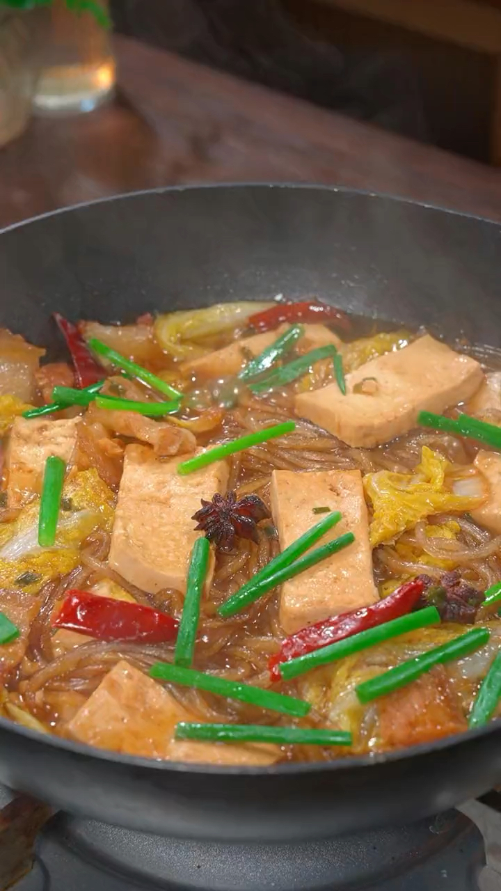 天气越来越冷了,一定要多给家里人做这个白菜猪肉炖粉条,吃完身上热乎乎的