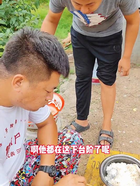 尖椒土豆片炒肉,农家酱炒鸡蛋。都是嗷嗷下饭菜。