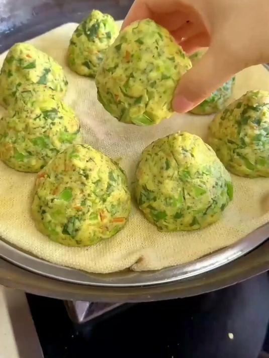 窝头粉蒸出的窝头,金黄暄软,看着就有食欲