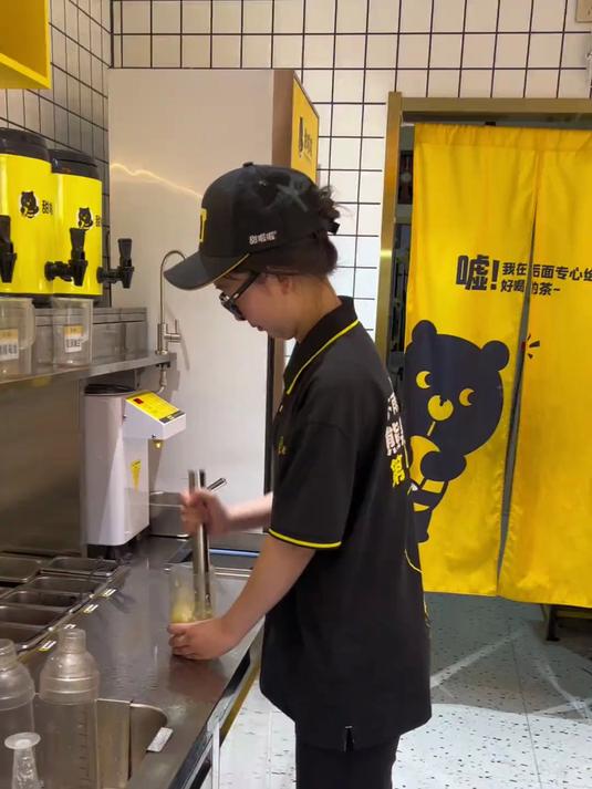 店里新来个员工,感觉心思好像不在做饮品上啊……