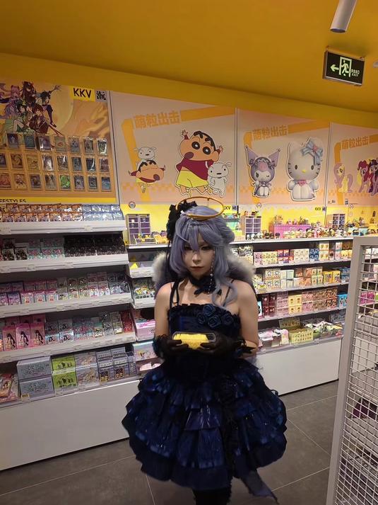星轨知更鸟街头挑战大冒险 今天抓到的是在谷子店买周边的知更鸟