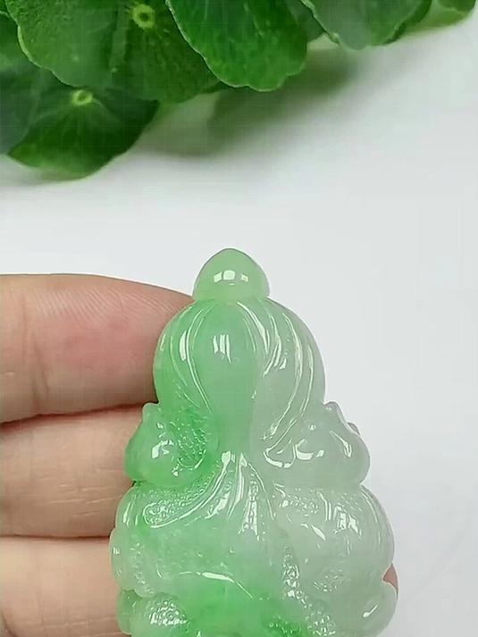 翡翠白菜摆件,造型逼真生动,寓意吉祥美好