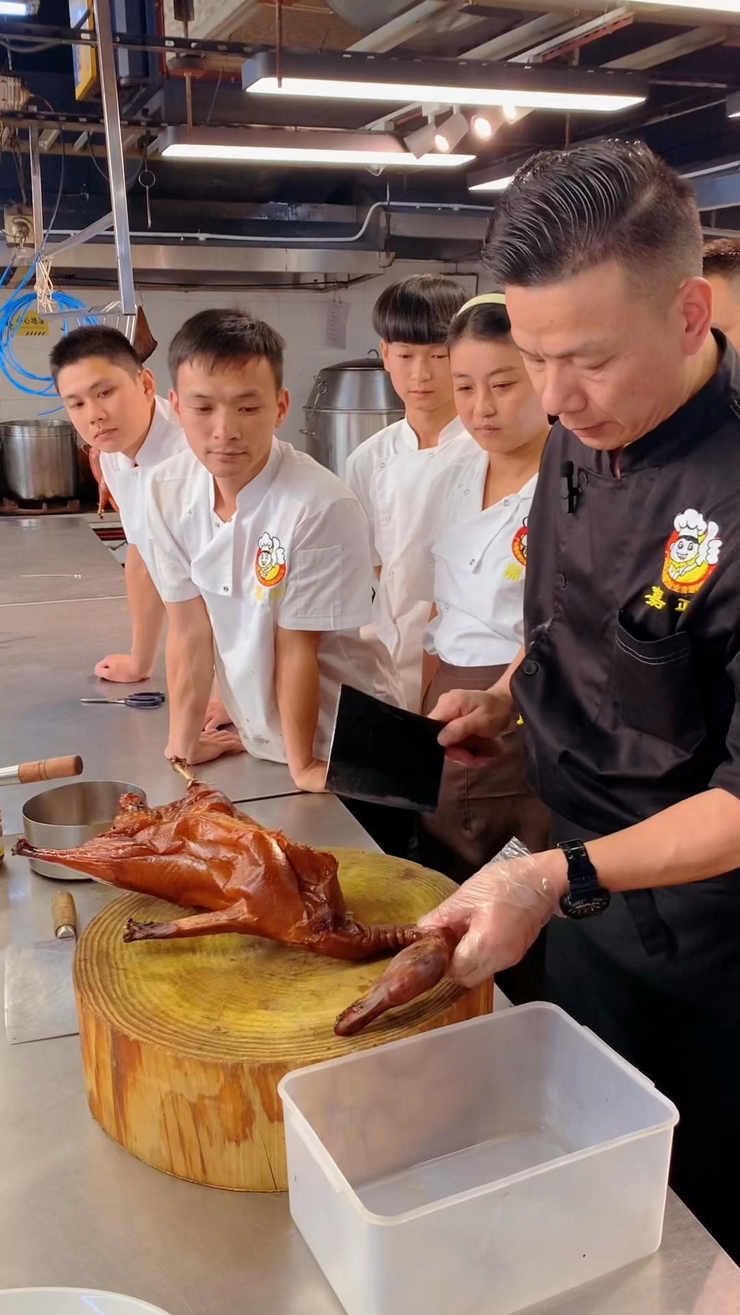 广式烧腊培训班,今天示范半只烧鹅摆盘