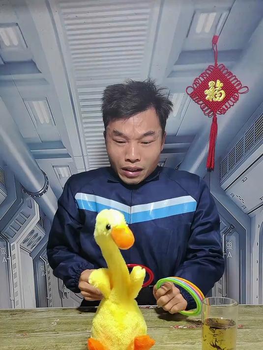 太空生活场景反重力套圈，套小黄鸭游戏。#搞笑视频##高手在民间#