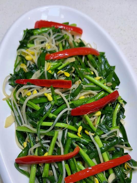 家常素炒  韭菜炒豆芽 天天吃青菜没意思，试试这个口感复合，味道清新的搭配吧！