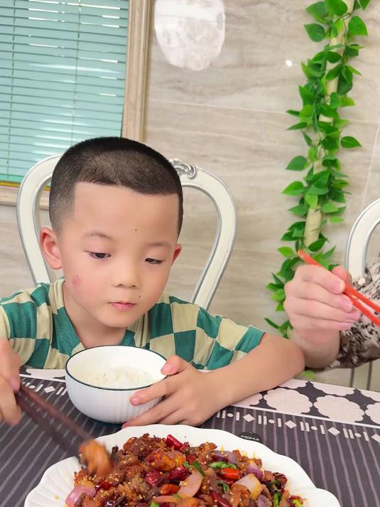 今天做了辣子鸡!全家人都说比饭店的好吃,太正宗了!