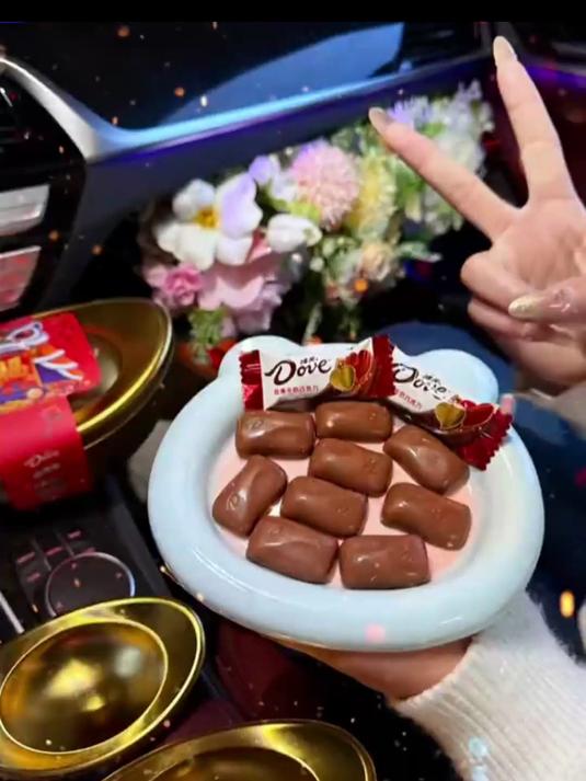 丝滑黑巧元宝礼盒，颜值超高超好吃，送女友超浪漫