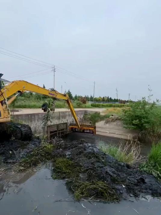 各位老铁，小哥操作挖掘机捞的大黑鱼怎么样？你们有没有捞过鱼？