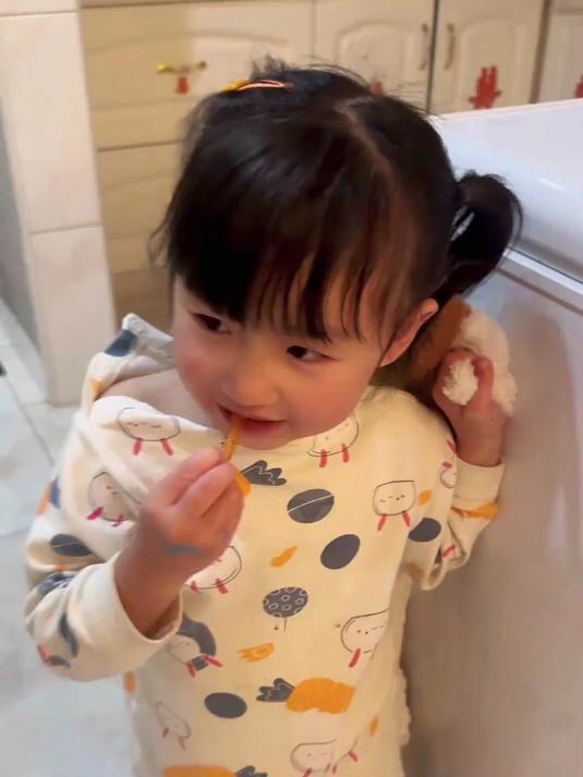 菜是一点点辣都吃不了 辣条炫得那叫一个开心