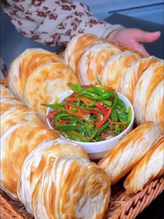 潼关肉夹馍，外酥里嫩肉香浓郁，一口沦陷超满足。#肉夹馍#