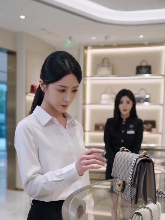 店员看不起顾客，谁知对方是品牌董事长