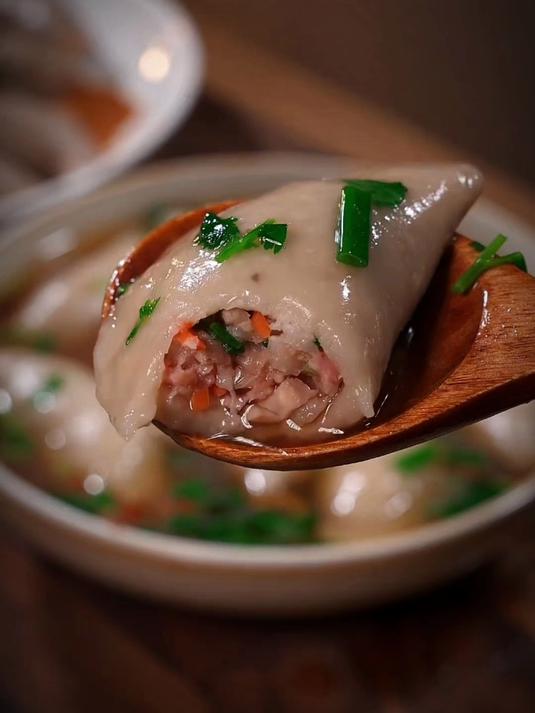 今天用芋头给大家分享一个芋饺的做法