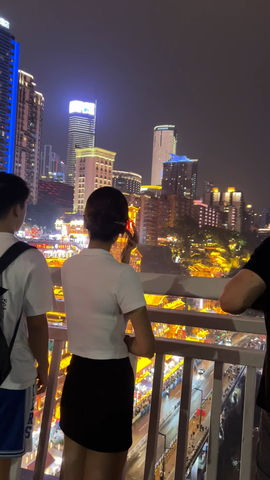 国庆假期已经接近尾声,还没来重庆洪崖洞打卡的游客请抓紧时间