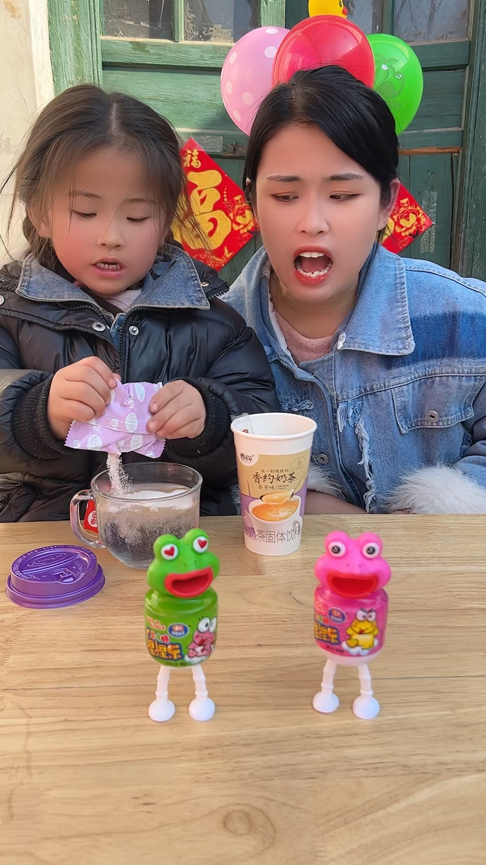 亲子互动游戏,这个小孩抢我的奶茶