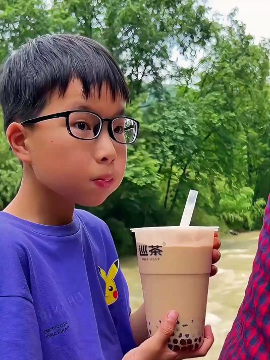 超大杯奶茶搭配超大号芋圆,让小外孙夏日实现奶茶自由!
