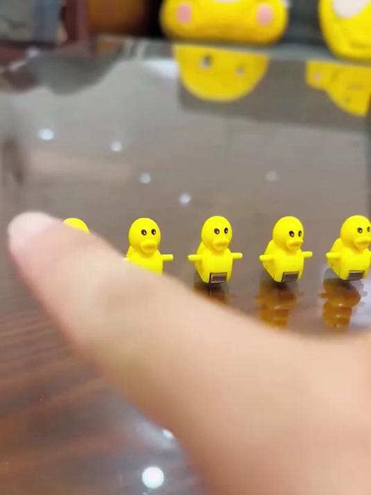 小黄鸭爬楼梯太特别了,自动爬梯,炫彩灯光,动感音乐!