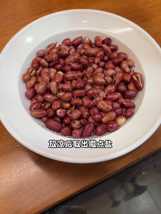 这几天做了微波炉花生米 微波炉锅巴 皮蛋瘦肉粥 和酸汤水饺～