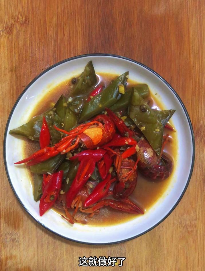 小龙虾的正确吃法,分享一道小龙虾烧海白菜