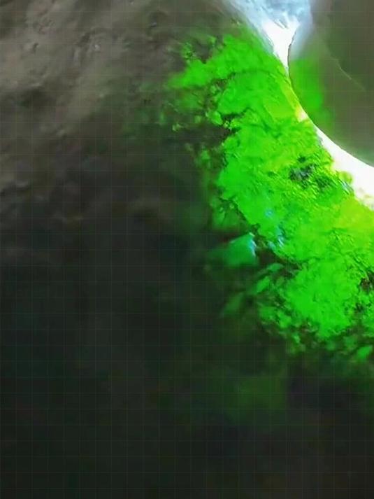 原石的翠色宛如破晓之光,穿透石皮,散发着柔和而迷人的光晕