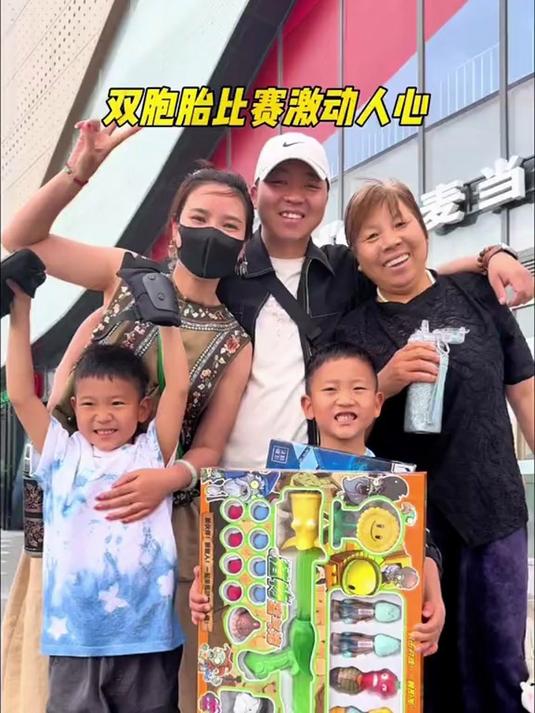 一家人为双胞胎兄弟轮滑比赛加油打气 兄弟俩一个第二 一个第三