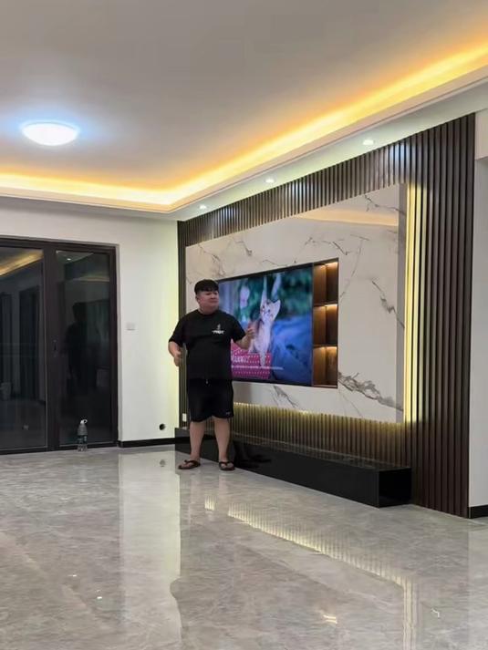 2025新款客厅悬空背景墙鱼肚白悬空黑色电视柜嗨窝岩板电视背景墙