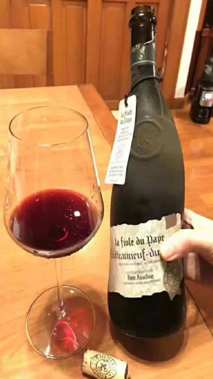 这是性价比很高的歪脖子红酒
