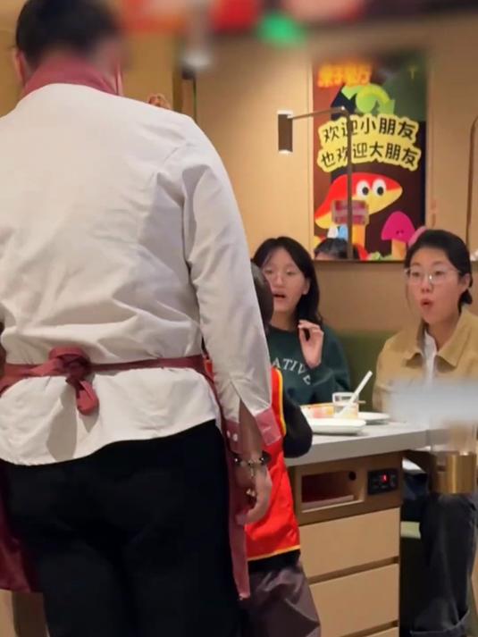 男孩在餐厅过六岁生日,得知邻桌姐姐过生日没有蛋糕,便鼓起勇气端着蛋糕过去分享