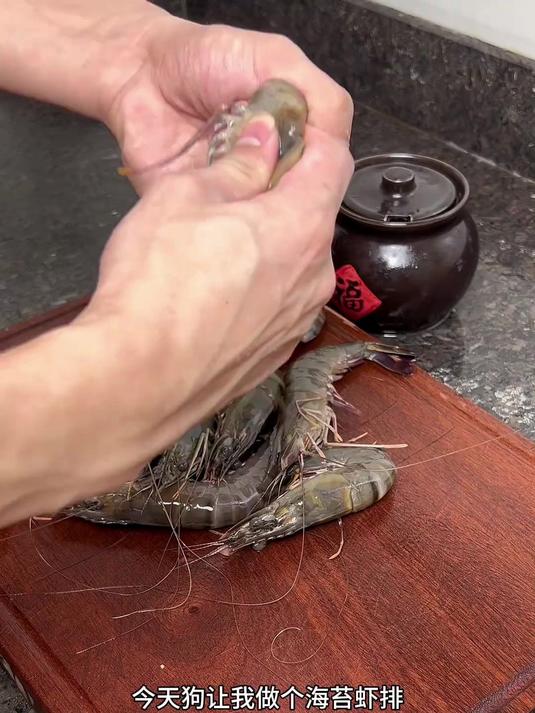 纯手工打的虾滑就是好吃筋道啊,浓浓的番茄虾滑面特开胃!