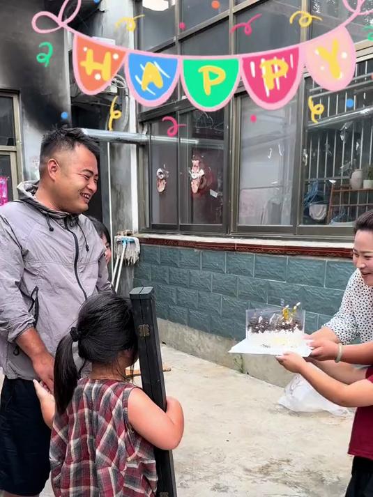 瞒着不愿过生日的他，带仨娃手作蛋糕搞惊喜