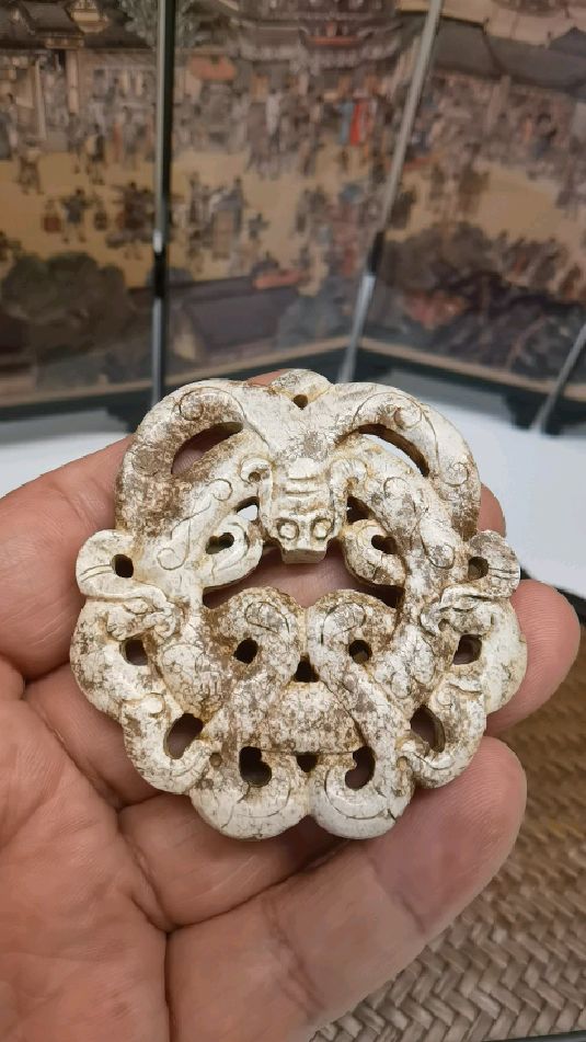 东汉时期的鸡骨白龙凤镂空佩