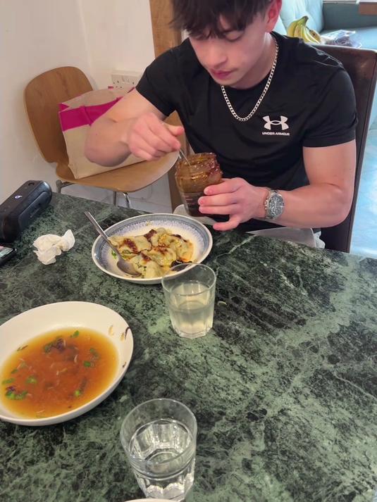 我公公以经测底变成湖南胃了,今天摘了些野韭菜晚上包了点饺子