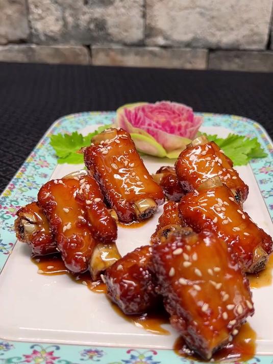 糖醋排骨是四川经典的凉菜,冷了吃更巴适
