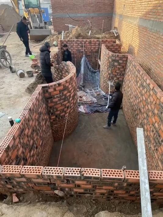 建自建房准备养老,在院子里做个鱼池,没事儿还能钓钓鱼