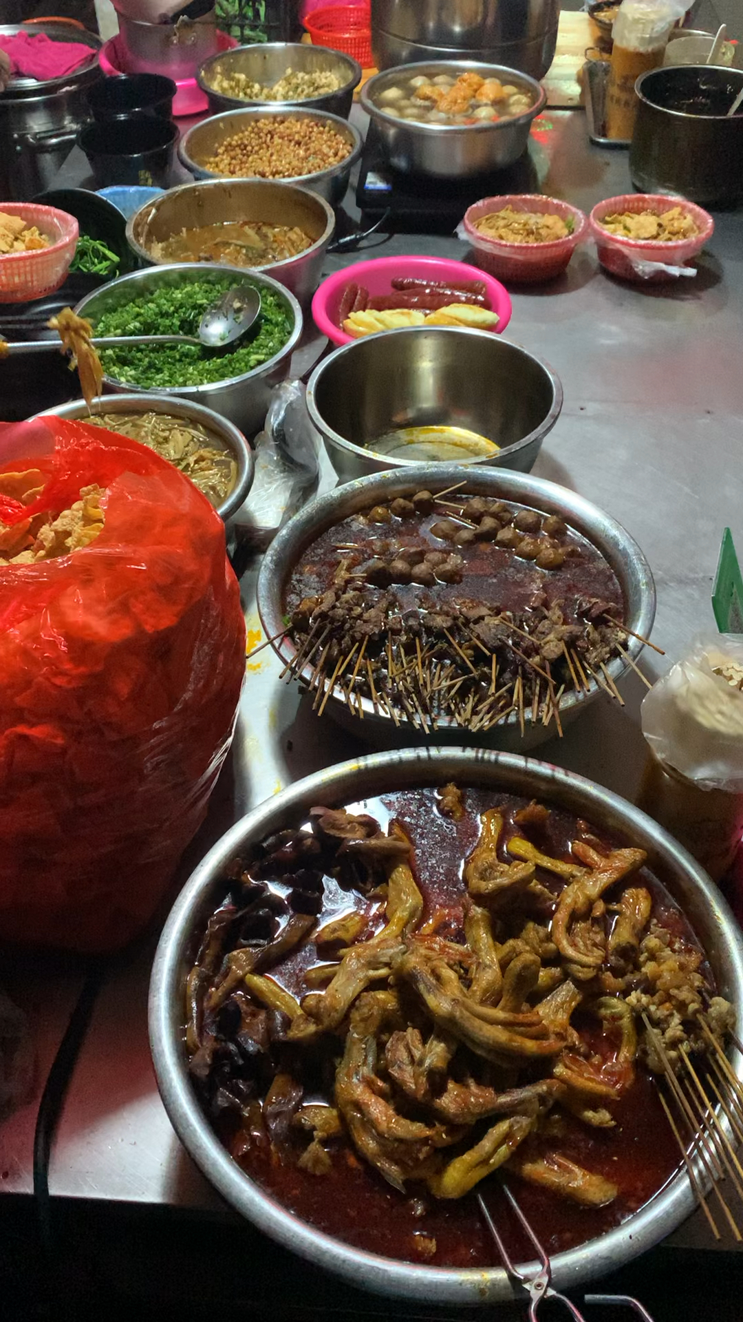 柳州夜宵摊上的螺蛳粉实拍