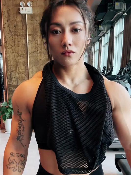 肌肉女的日常展示